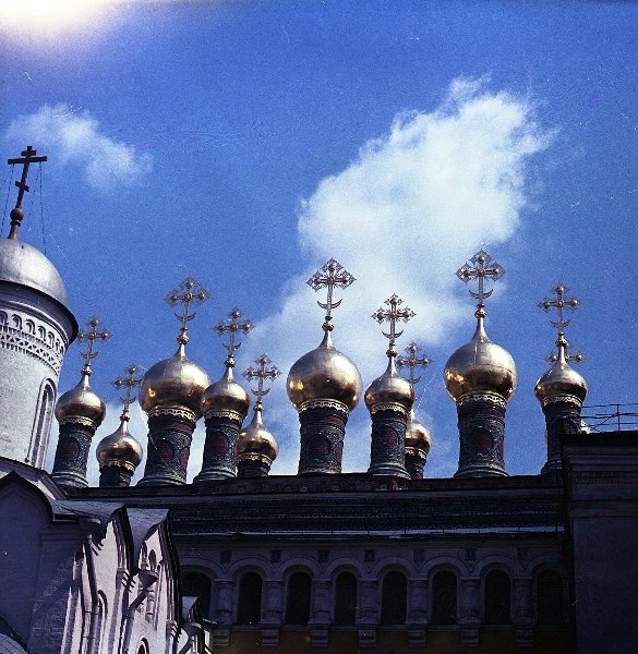 Купола домовой церкви Теремного дворца Московского Кремля, 1967 - 1973, г. Москва. В 1635-1636 годах на мужской половине дворца была построена домовая церковь в честь Спаса Нерукотворного. Позднее она стала называться Верхоспасским собором. В 1682 году три дворцовые церкви – Воскресения Словущего, Спаса Нерукотворного и придел Распятия – были объединены под общей кровлей, увенчанной одиннадцатью вызолоченными главками, барабаны которых были богато украшены изразцами и изображениями святых на круглых медных листах (листы не сохранились). Руководил строительными работами архитектор Осип Старцев.