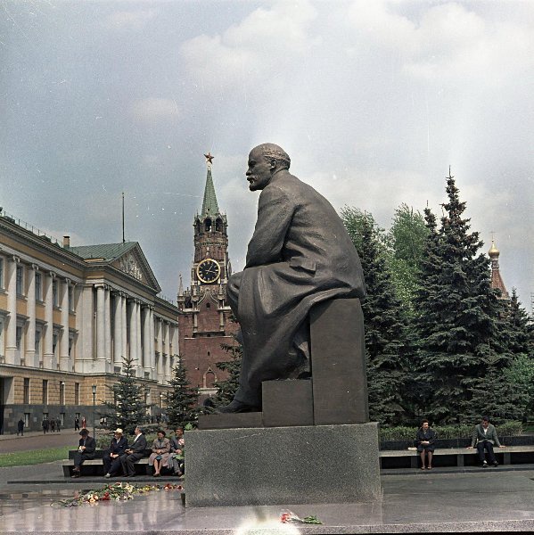 Памятник Владимиру Ленину в Московским Кремле, 1968 - 1973, г. Москва. Был установлен в 1965 году в Тайницком саду. С 1995 года бронзовая скульптура памятника находится в музее-заповеднике «Горки Ленинские». Скульптор – Вениамин Пинчук, архитектор – Сергей Сперанский. Здание 14-го корпуса Кремля было построено в 1932–1934 годах на месте разрушенных в 1929 году Чудова и Вознесенского монастырей и Малого Николаевского дворца. Архитектор – Владимир Апышков. 29 апреля 2016 года 14-й корпус был полностью демонтирован.