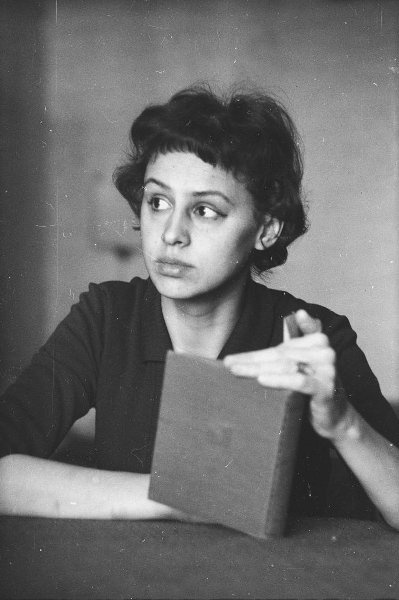 Поэт Татьяна Кузовлева, 1965 год. Выставка «"Сто строк…"» с этой фотографией.