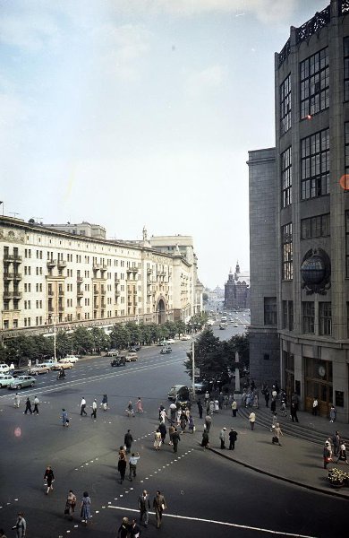 Улица Горького. Здание Центрального телеграфа, 1957 - 1965, г. Москва. Здание было построено в 1925-1927 годах по проекту Ивана Рерберга и инженера Семена Гинзбурга. Стиль здания - переходный от рационалистического модерна к конструктивизму. В 1930-х годах в здании размещались дикторские кабины Всесоюзного радио. В полдень 22 июня 1941 года Вячеслав Молотов именно из здания Центрального телеграфа зачитал сообщение о начале войны.