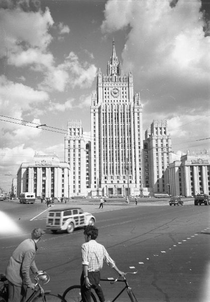 Вид на главный фасад высотного здания МИД на Смоленской площади, 1957 - 1967, г. Москва. Одна из семи построенных «сталинских высоток». Возведено в 1948-1953 годах по проекту архитекторов Владимира Гельфрейха, Михаила Минкуса и конструкторов Григория Лимановского и С. Д. Гомберга для Министерства иностранных дел СССР.