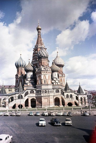 Покровский собор (собор Василия Блаженного), 1958 - 1964, г. Москва. Строительство собора велось с 1555 по 1561 год. На 2017 год собор состоит из десяти отдельных церквей, престолы которых освящены в честь праздников, приходившихся на дни решающих боев за Казань.