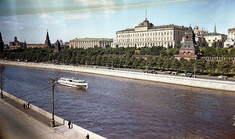 Панорама Московского Кремля с Москворецкого моста, 1964 - 1966, г. Москва. Выставка «Привет, привет! Пока, пока!» с этой фотографией.