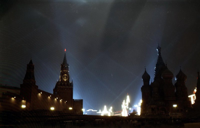 Ночной вид Красной площади со стороны Васильевского Спуска, 1960-е, г. Москва. Выставка «Москва праздничная» с этой фотографией.