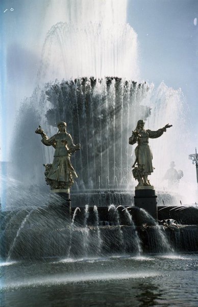 Фонтан «Дружба народов» на ВДНХ СССР, 1955 - 1965, г. Москва. Создан к открытию ВДНХ в 1954 году по проекту Константина Топуридзе и Г. Д. Константиновского. Расположен на Центральной аллее, на площади Дружбы народов (до 1954 года - площади Колхозов), рядом с Главным павильоном. Фонтан закрыт на реставрацию до 2018 года.