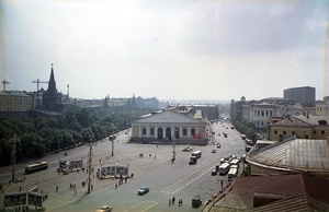 Манежная площадь, июнь - август 1961, г. Москва. Здание Манежа построено в 1817 году по проекту Августина Бетанкура в честь пятилетия победы в Отечественной войне 1812 года. Первоначально Манеж назывался «Экзерциргауз» и предназначался для строевой подготовки войск. С 1831 года в здании стали проводиться выставки и народные гулянья, позднее - концерты и балы. После революции большевики устроили в его помещениях казарму, затем гараж правительственных автомобилей. В 1957 году был присвоен статус Центрального выставочного зала.Выставка «Центральный Манеж» с этой фотографией.&nbsp;