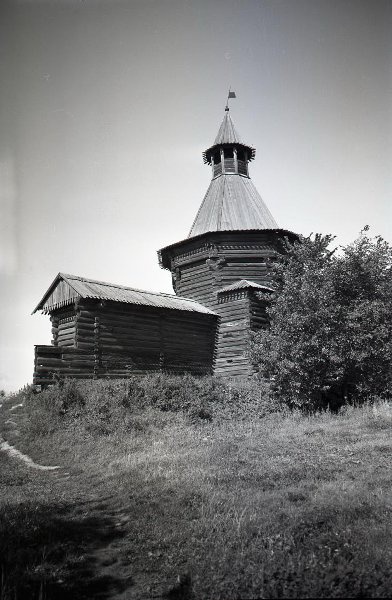 Коломенское. Проездная башня Николо-Корельского монастыря, 1960-е, г. Москва. Бывший Николо-Корельский монастырь располагался на берегу Никольского устья Северной Двины в 35 км от Архангельска. Известен с 1419 года. В 1691-1692 годах монастырь был окружен семью деревянными башнями, из которых сохранилась только одна, западная, со Святыми воротами. Сейчас она находится в Москве, на территории музея Коломенское.