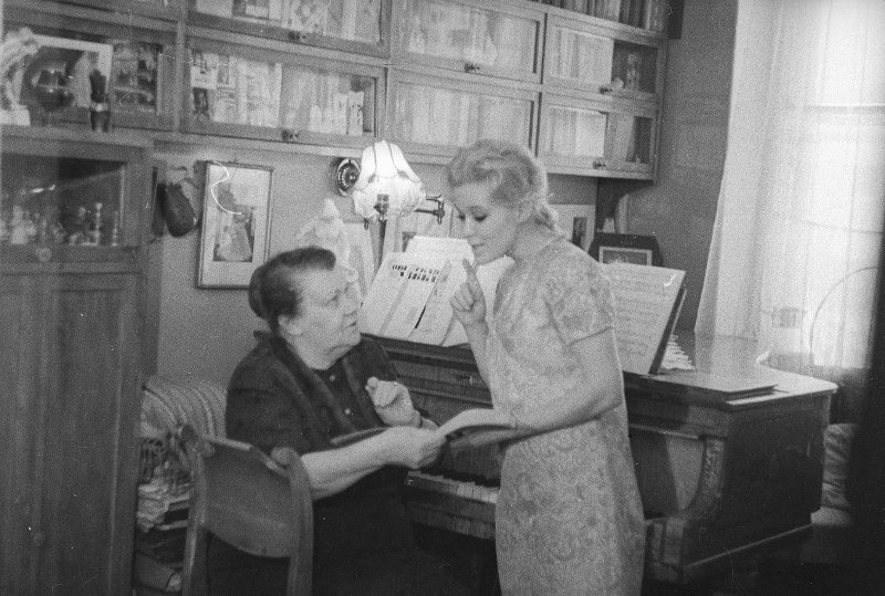 Певица Екатерина Шаврина с педагогом, певицей Ирмой Яунзем, 1965 - 1975. Выставка «Дорогому Учителю!» с этой фотографией.
