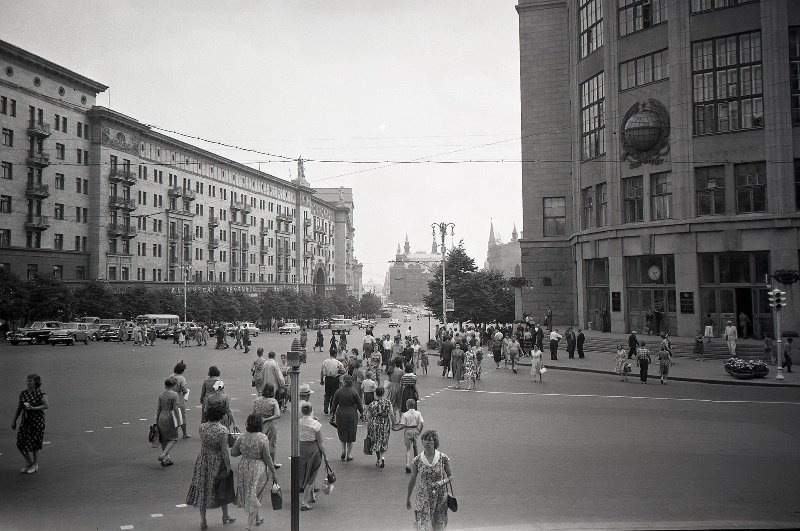 Здание Центрального телеграфа, 1957 - 1965, г. Москва. Здание было построено в 1925-1927 годах по проекту Ивана Рерберга и инженера Семена Гинзбурга. Ранее на этом месте находилось здание Московского университетского благородного пансиона. Оно было снесено в начале 1910-х годов для строительства комплекса доходных домов страхового общества «Россия». В связи с началом Первой мировой войны строительство было прервано. При строительстве Центрального телеграфа были использованы уже сооруженные фундаменты и стены. Сейчас улица Тверская.