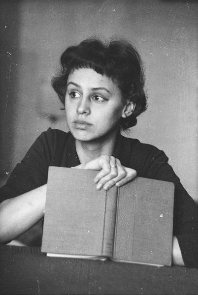 Поэт Татьяна Кузовлева, 1965 год. Выставка «Наши Татьяны» с этой фотографией.