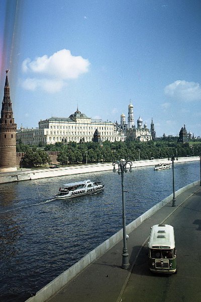 Вид на Кремль с Большого Каменного моста, 1960 - 1963, г. Москва. Выставка «Привет, привет! Пока, пока!» с этой фотографией.