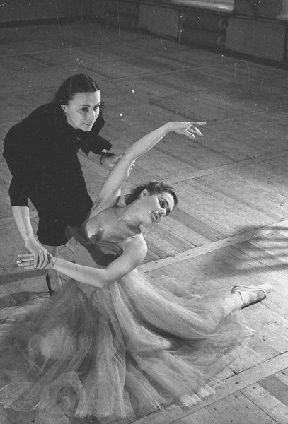 Педагог Суламифь Мессерер на занятиях в балетной школе ГАБТа, 1960-е. Выставка «Дорогому Учителю!» с этой фотографией.