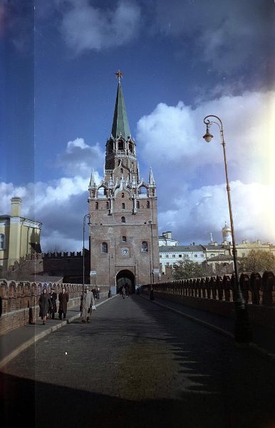 Фото "Вид на Троицкую башню Московского Кремля с Троицкого моста", 1960 ...