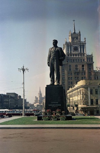 Памятник маяковскому в москве фото