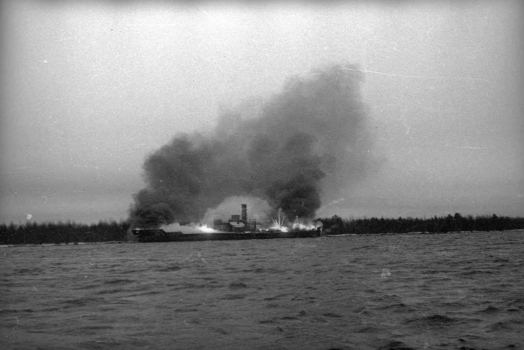 Взрыв на воде, 1942 год, п-в Рыбачий. Выставка «Военно-морской флот в Великой Отечественной войне» с этой фотографией.&nbsp;