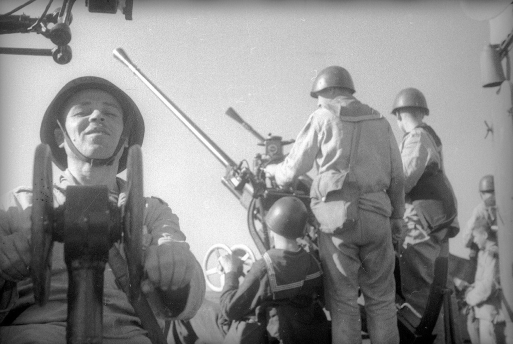 Зенитчики на судне, май 1944, г. Севастополь. Выставка «Военно-морской флот в Великой Отечественной войне» с этой фотографией.&nbsp;