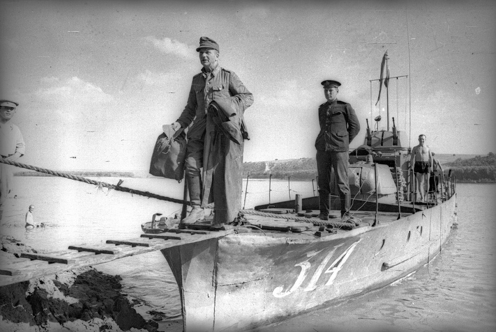 Пленный генерал Карл Буркхардт, август 1944, Румыния. Burckhardt, Karl (Карл Буркхардт) – генерал-лейтенант (Generalleutnant), комендант 593-го тылового района (Kommandant des rückwärtigen Armeegebietes (Кorück) 593) и одновременно комендант Киева. 11.09.1944 года – взят в плен у города Брэила (Brăila, Румыния), предстал перед военным трибуналом Киевского военного округа, заседавшим 17 – 28.01.1946 года в доме офицеров Красной Армии в Киеве (Украинская ССР), осужден за военные преступления и приговорен к высшей мере наказания, повешен на площади Калинина в Киеве 29.01.1946 года.