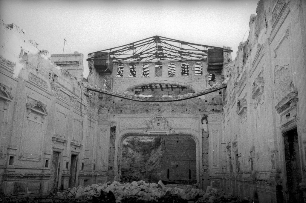 Разрушенный кинотеатр «Ударник», май 1944, г. Севастополь. Выставка «Пойдем в кино, Россия!» с этой фотографией.&nbsp;