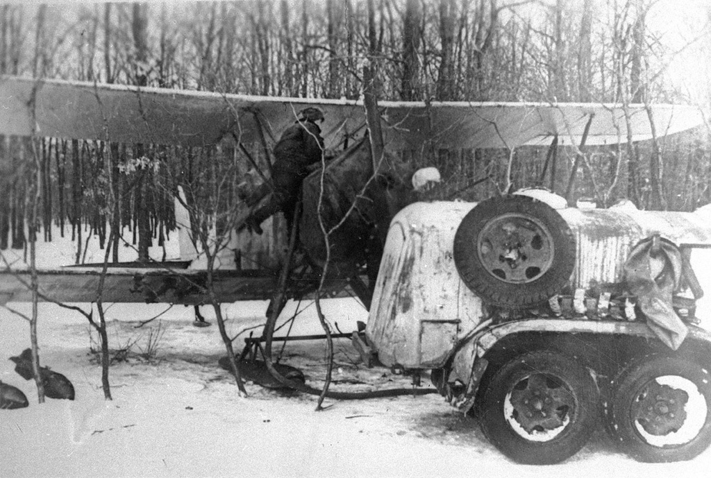 Летчица 46-го гвардейского авиационного полка, 1943 год, г. Новороссийск. Выставка «Авиатриссы» с этой фотографией.