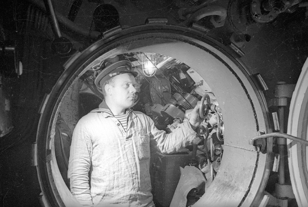 Старшина Алексей Колчин в отсеке подводной лодки, 1941 год, Баренцево море. Выставка «Лучшие фотографии подводников» с этой фотографией.