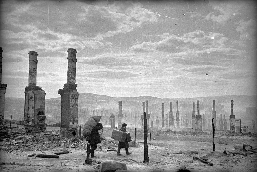 После налета немецкой авиации. Беженцы, июнь 1942, г. Мурманск. Видео «Евгений Халдей» с этой фотографией.&nbsp;