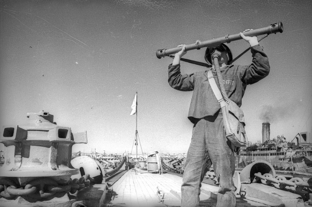 Без названия, 9 мая 1944 - 31 декабря 1944, г. Севастополь. Выставки&nbsp;«Военно-морской флот в Великой Отечественной войне» и «Обыкновенный противогаз» с этой фотографией.&nbsp;