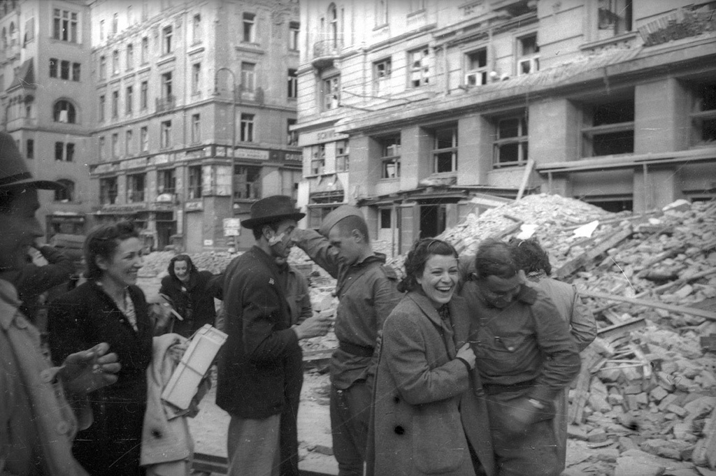 Жители Вены с советскими солдатами, апрель 1945, г. Вена. Выставка «Великая Отечественная война. Освобождение Европы» с этой фотографией.