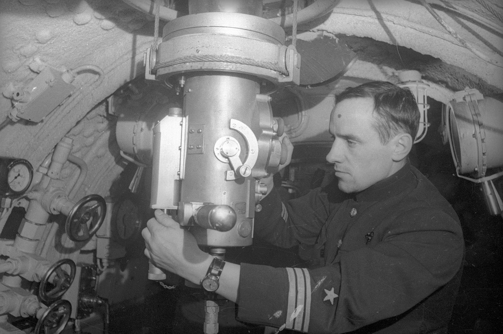 Командир К-3 капитан-лейтенант Кузьма Малафеев в боевой рубке, 1942 год. Выставка «Лучшие фотографии подводников» с этой фотографией.