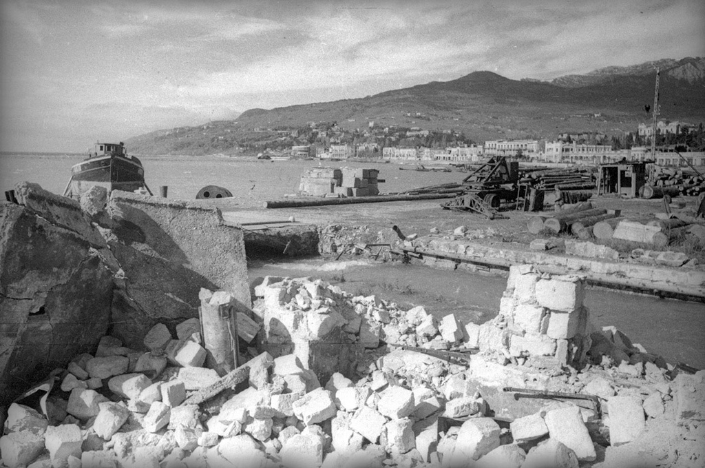 Разрушенный город, май 1944, Крымская АССР