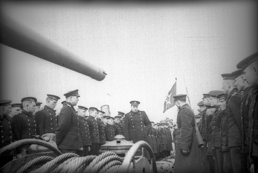 Эскадренный миноносец «Сообразительный».Выступление командующего эскадрой вице-адмирала Льва Владимирского на митинге в связи с преобразованием корабля в гвардейский, 1943 год, Крымская АССР, г. Севастополь