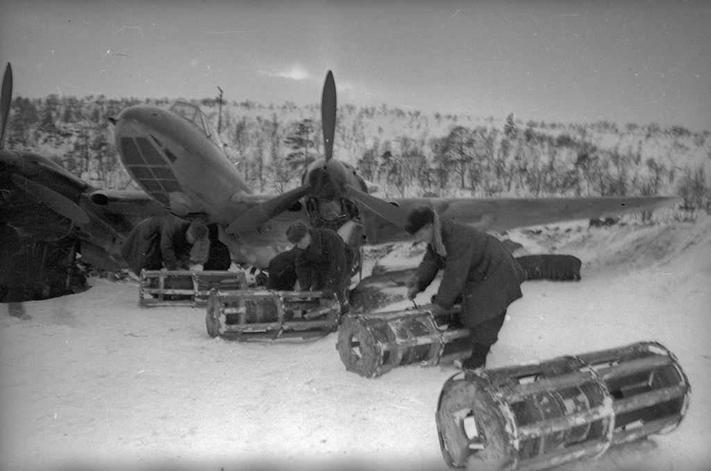 Подвеска авиабомб, 1941 год, Мурманская обл., пос. Североморск-1, аэродром Ваенга
