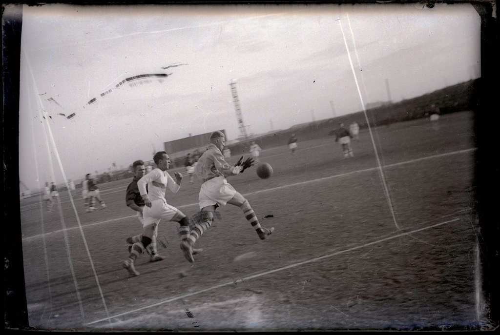 Футбол, 1940 год, г. Сталино. Современный Донецк.Выставка «Все на матч!» с этой фотографией.