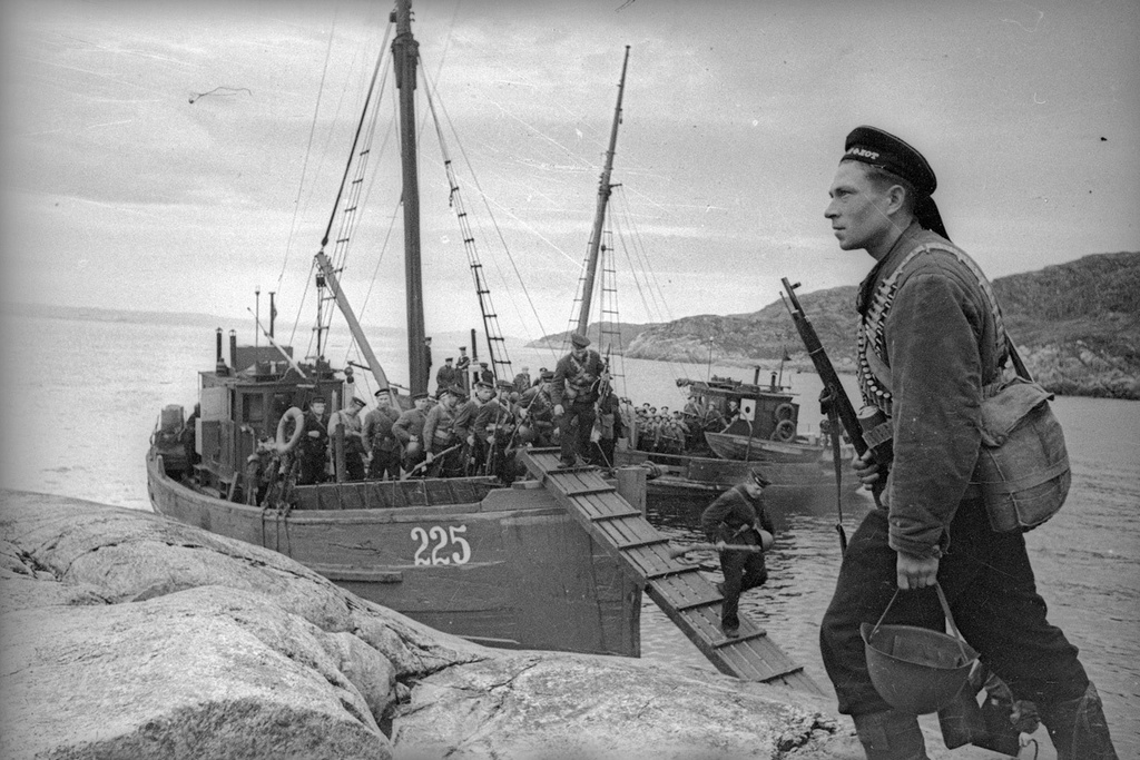 Высадка десанта с мотобота. Северный флот, 1941 год. Выставка «Военно-морской флот в Великой Отечественной войне» с этой фотографией.&nbsp;