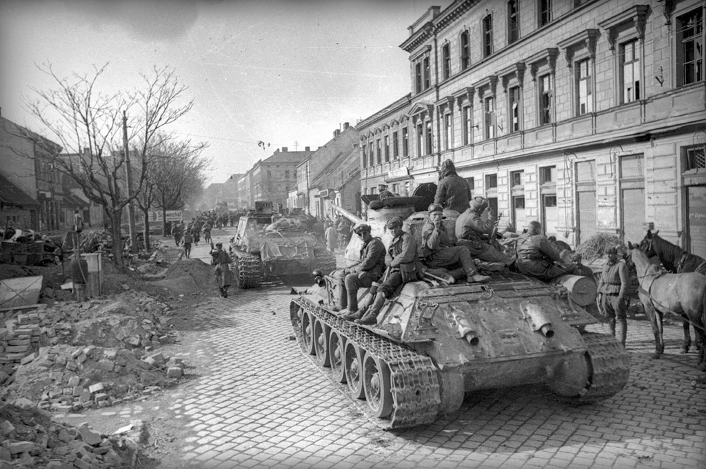 Танки 1-го батальона 46-й гвардейской танковой бригады под командованием гвардии капитана Дмитрия Федоровича Лозы на улицах Вены, апрель 1945, Австрия, г. Вена