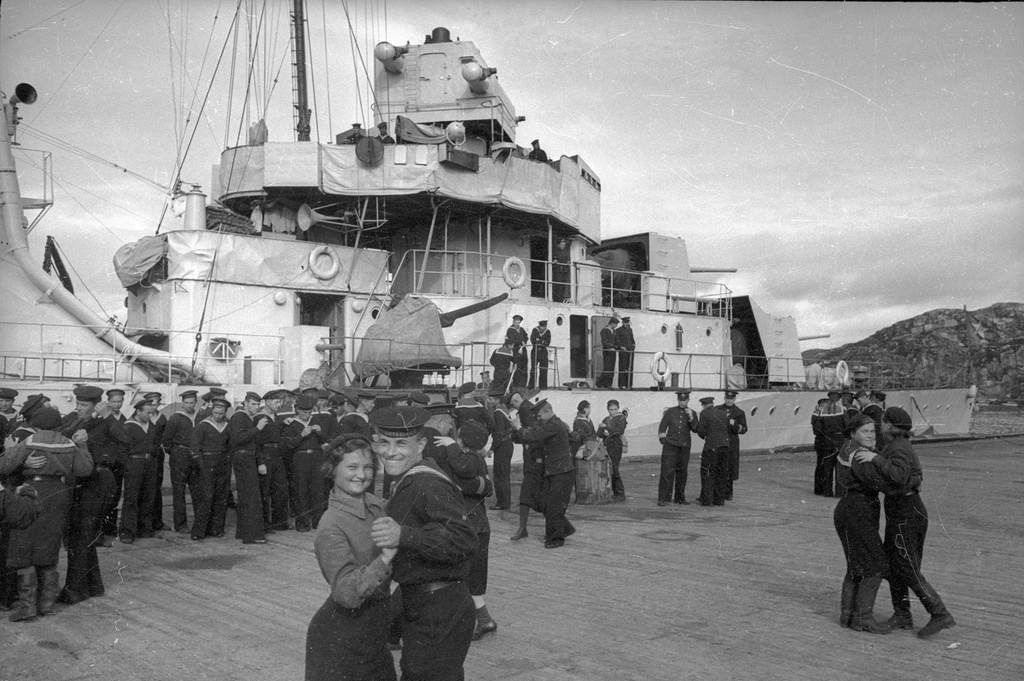 Моряки в увольнении. Танцы на пирсе. Северный флот, 1941 год