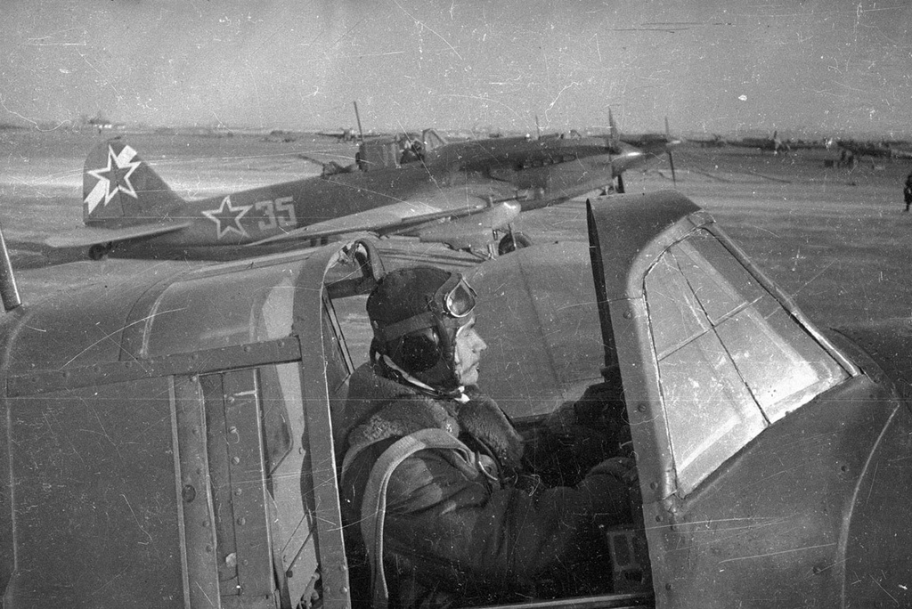 Летчик перед вылетом, февраль 1945, Венгрия. 210-й штурмовой авиационный полк.Выставка «К взлету готов!» с этой фотографией.