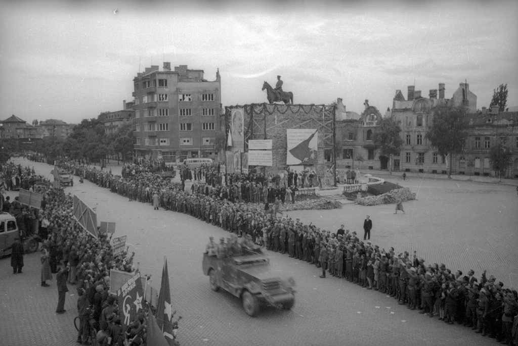 Советская техника въезжает в Софию, сентябрь 1944, Болгария, г. София. Выставка «Великая Отечественная война. Освобождение Европы» с этой фотографией.