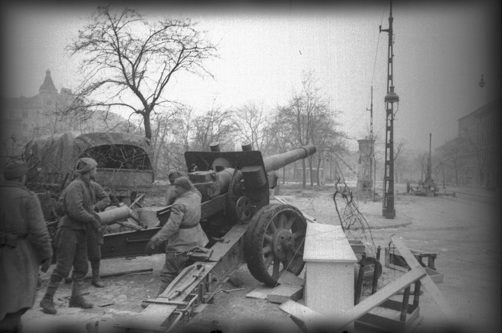 Уличный бой, февраль 1945, Венгрия, г. Будапешт. Выставка «Великая Отечественная война. Освобождение Европы» с этой фотографией.