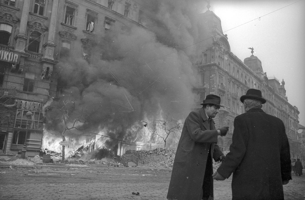 На улицах Будапешта, февраль 1945, Венгрия, г. Будапешт. Выставка «Великая Отечественная война. Освобождение Европы» с этой фотографией.