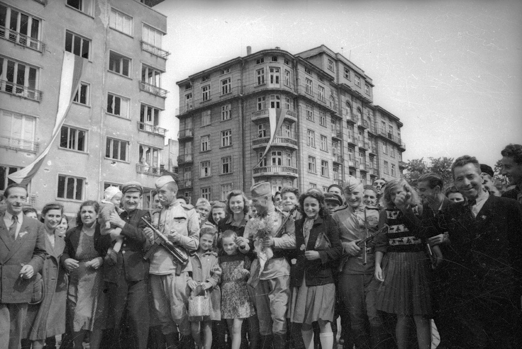 Фото "Жители Софии приветствуют советских воинов", 9 - 30 сентября 1944 ...