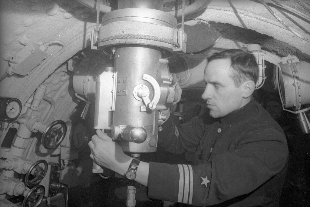 Командир подводной лодки Герой Советского Союза Валентин Стариков в боевой рубке, 1942 год