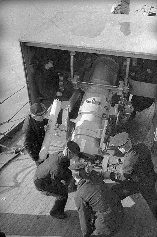 Комендоры крейсера «Красный Крым» заряжают 130-мм орудие, 1941 - 1942. Выставка «Военно-морской флот в Великой Отечественной войне» с этой фотографией.&nbsp;