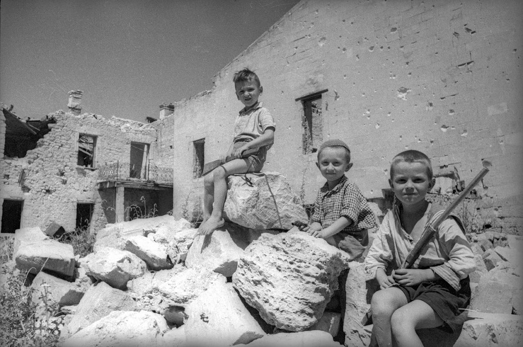 Дети войны, 1944 год, Крымская АССР, г. Севастополь. Выставка «Дети Великой Отечественной» с этой фотографией.