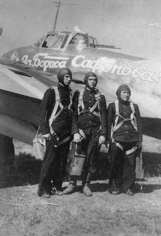 Экипаж бомбардировщика Пе-2 «За Бориса Сафонова» после боевого вылета на порт Констанца 20 августа 1944 года, 20 августа 1944. Слева направо: стрелок-радист Петр Глевацкий, летчик Евгений Ступин, штурман Александр Родионов.