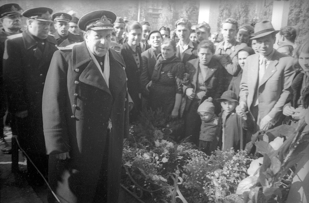 Контр-адмирал Георгий Холостяков у захоронений советских воинов, 1945 год, г. Белград