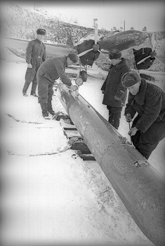 Торпеда 45-36 АВ на фоне самолета Ил-4, 1942 год, Мурманская обл., пос. Североморск-1, аэропорт Ваенга
