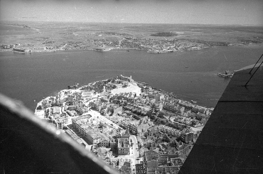 Съемка с воздуха, 9 мая 1944 - 31 декабря 1944, г. Севастополь. Вид на город, Севастопольскую и Южную бухты. Виден памятник затопленным кораблям. Советские войска и силы флота в ходе Крымской операции потеряли 17 754 человека убитыми и 67 065 человек ранеными.К моменту освобождения в городе осталось 3 тысячи жителей из проживавших накануне войны 109 тысяч человек, уцелело лишь 6% жилого фонда.