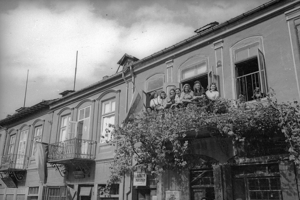 Горожане приветствуют болгарских партизан, сентябрь 1944, Болгария, г. София
