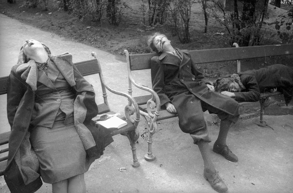 Семья нациста-самоубийцы в парке у здания Парламента, апрель 1945, Австрия, г. Вена