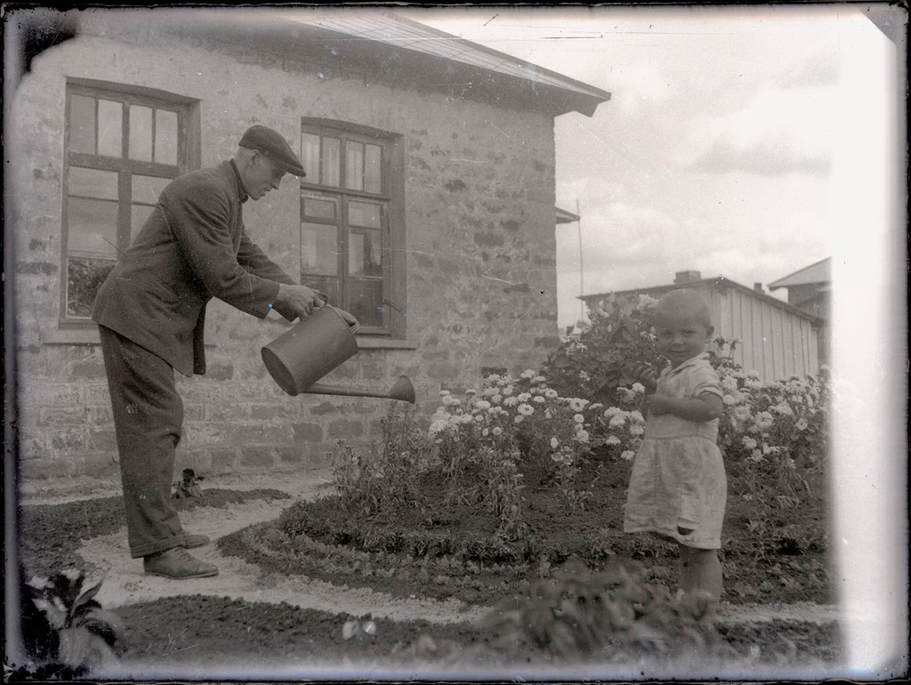 Палисадник, 1935 год, Украинская ССР, г. Кадиевка. Современный Стаханов.